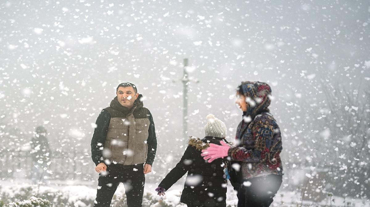 stanbul'da beyaz alarm! Kar kalnl 40 cm'yi bulabilir