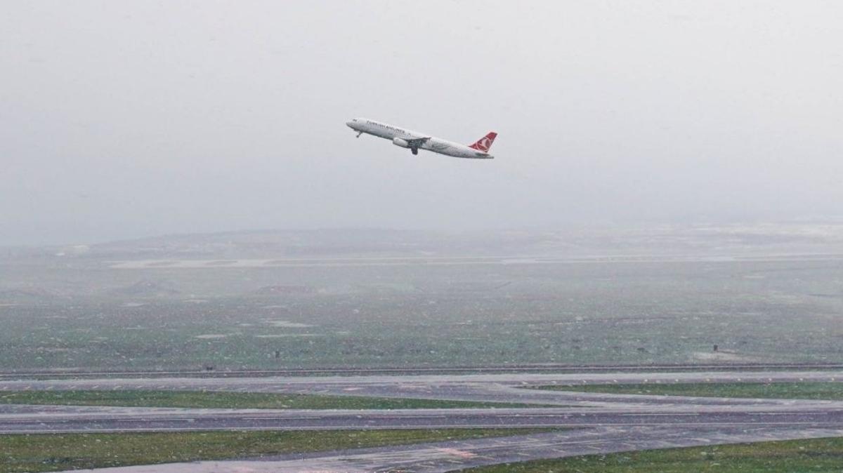 stanbul Havaliman'nda uularn aksamamas iin karla mcadele ediliyor