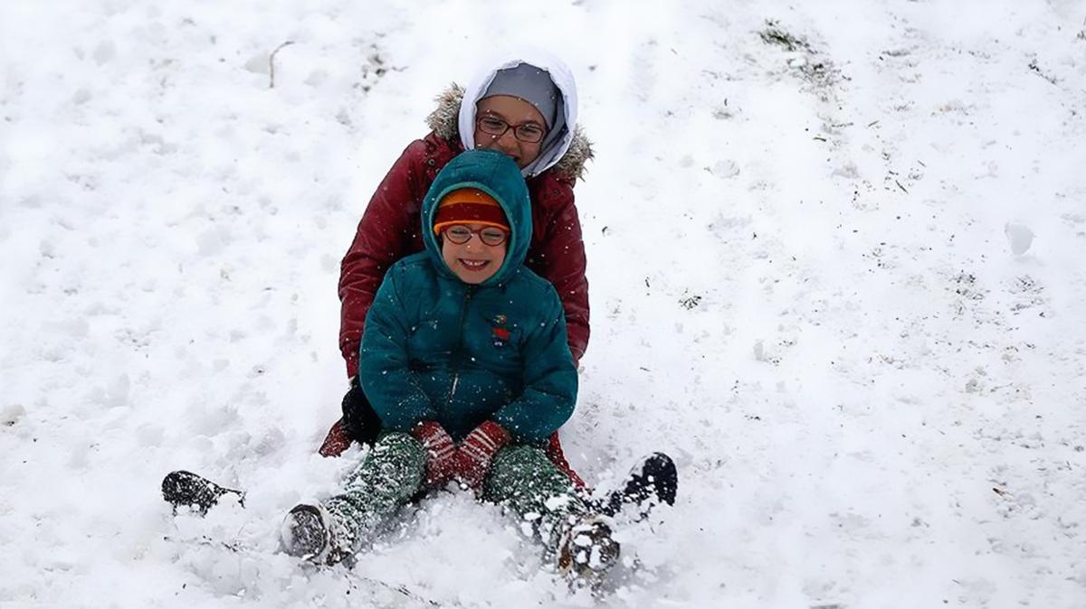 24 ubat'ta stanbul'da okullar tatil mi"  Pazartesi okullar olacak m, kar tatili hangi illerde devam edecek"