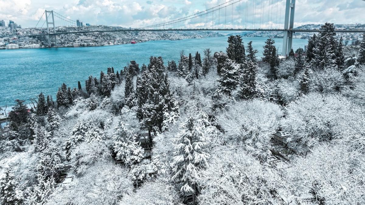 Beyaza brnen stanbul'da kar ya aralklarla devam ediyor