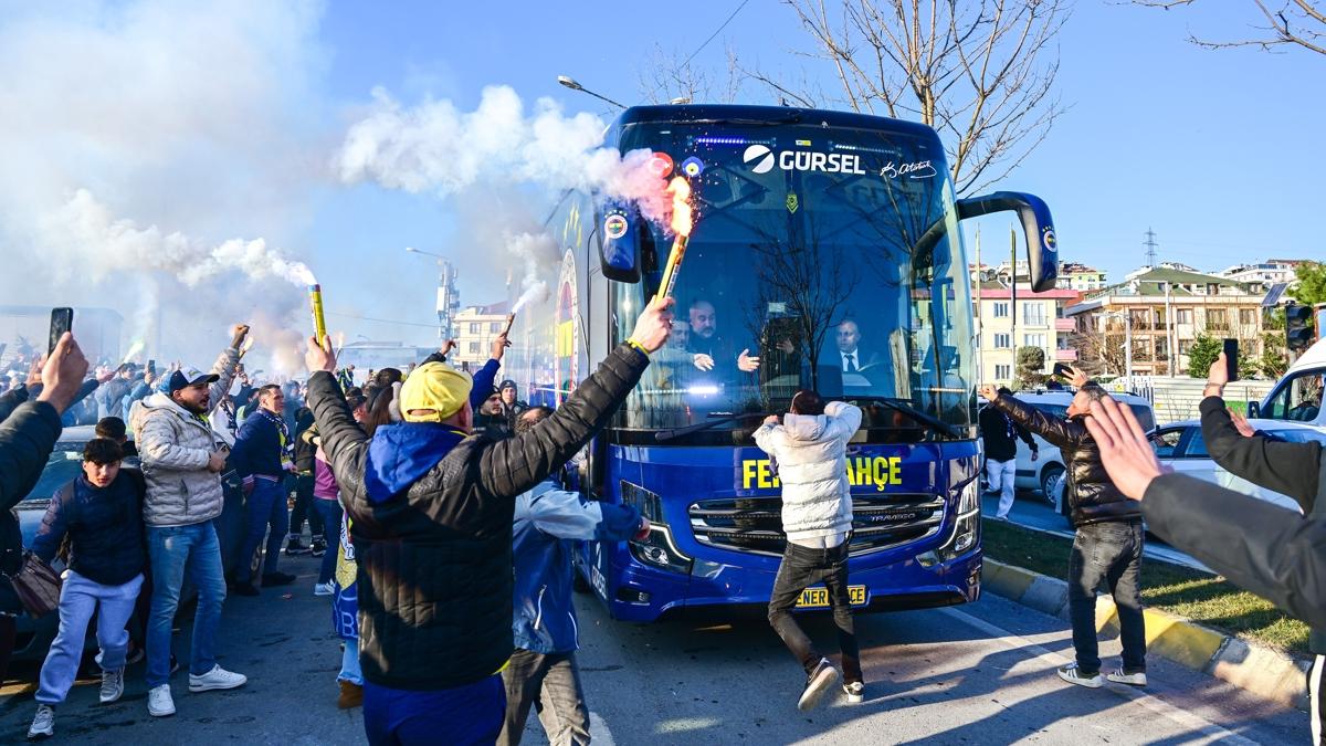 Fenerbahe kafilesi Ali Sami Yen'e ulat