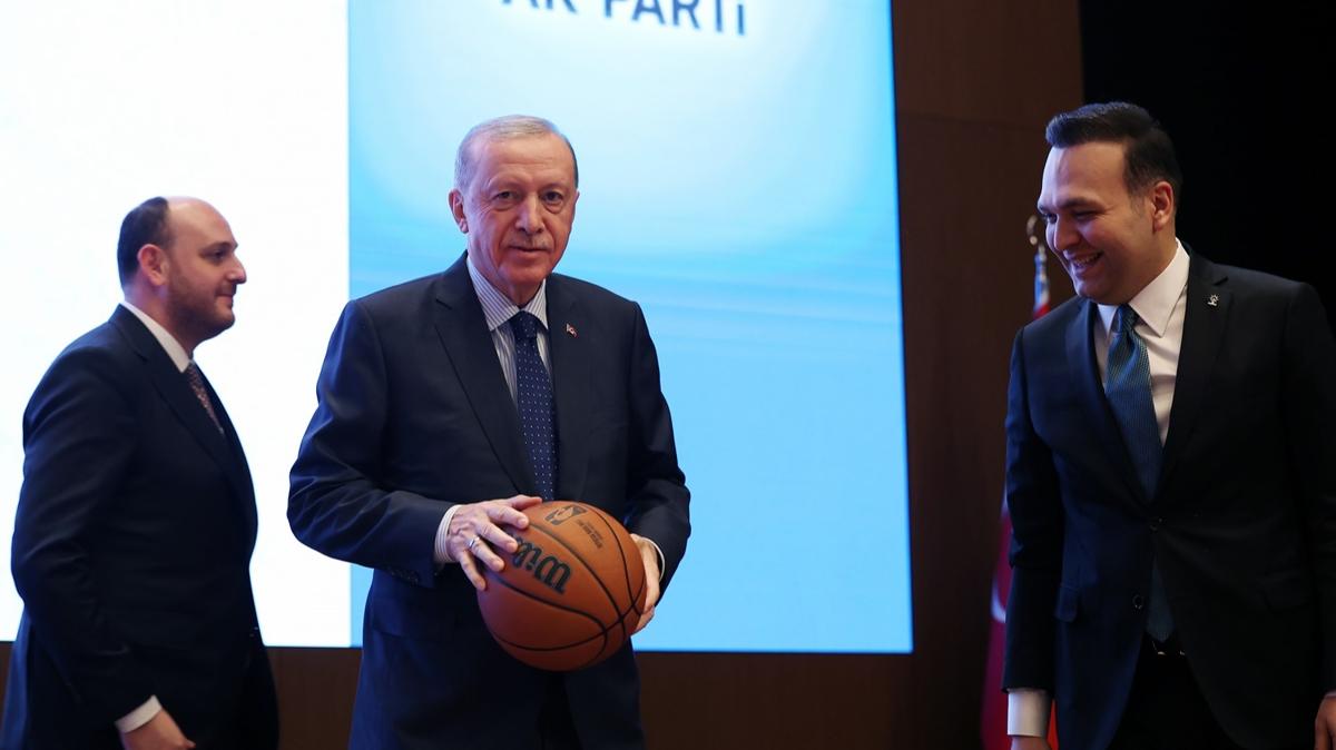 AK Parti Genlik Kollar'ndan Bakan Erdoan'a basketbol topu hediyesi