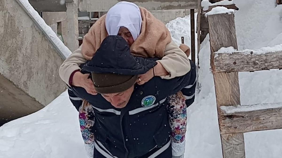 Belediye personelinden duygulandran hareket; 95 yandaki hastay srtnda tad