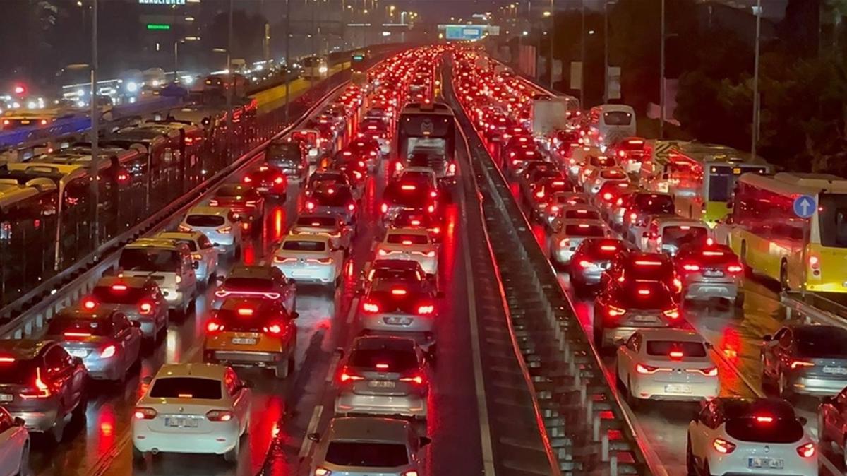 stanbul'da trafik ilesi: Younluk yzde 80