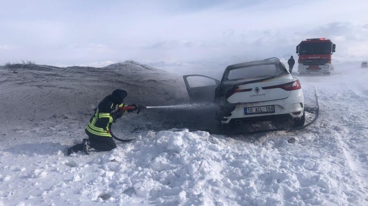 Erzurum'da seyir halindeki otomobil yand