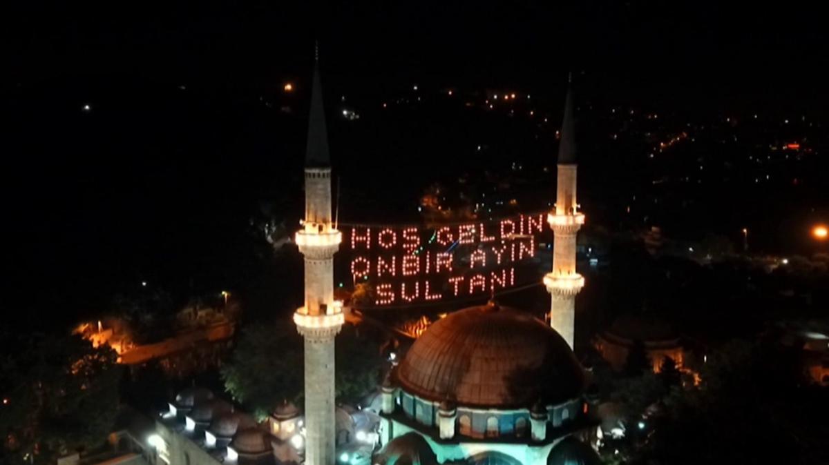 stanbul camilerine iyilik mahyas... stanbul'da Ramazan hazrl