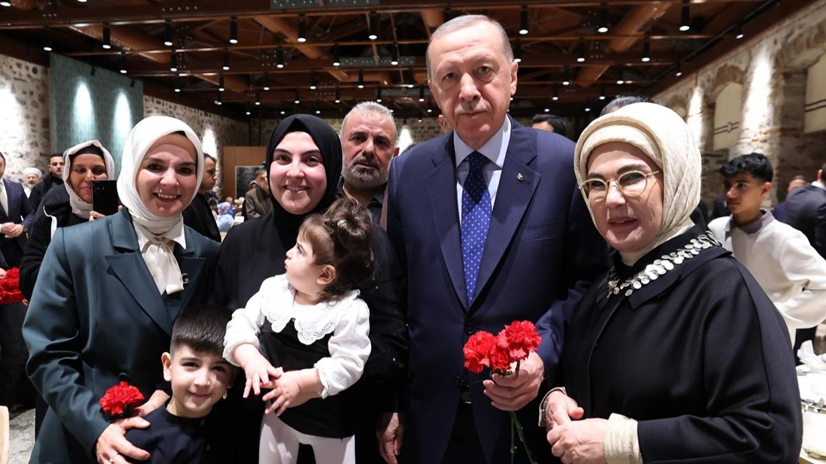 Bakan Erdoan'dan ehit aileleriyle iftar paylam