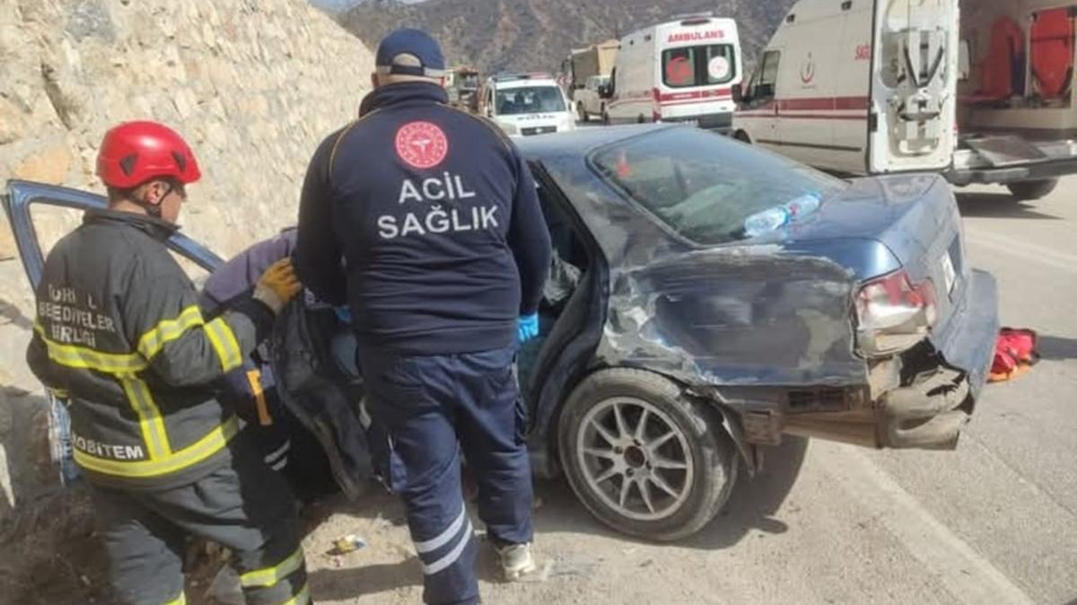 orum'da otomobil istinat duvarna arpt: 3 yaral
