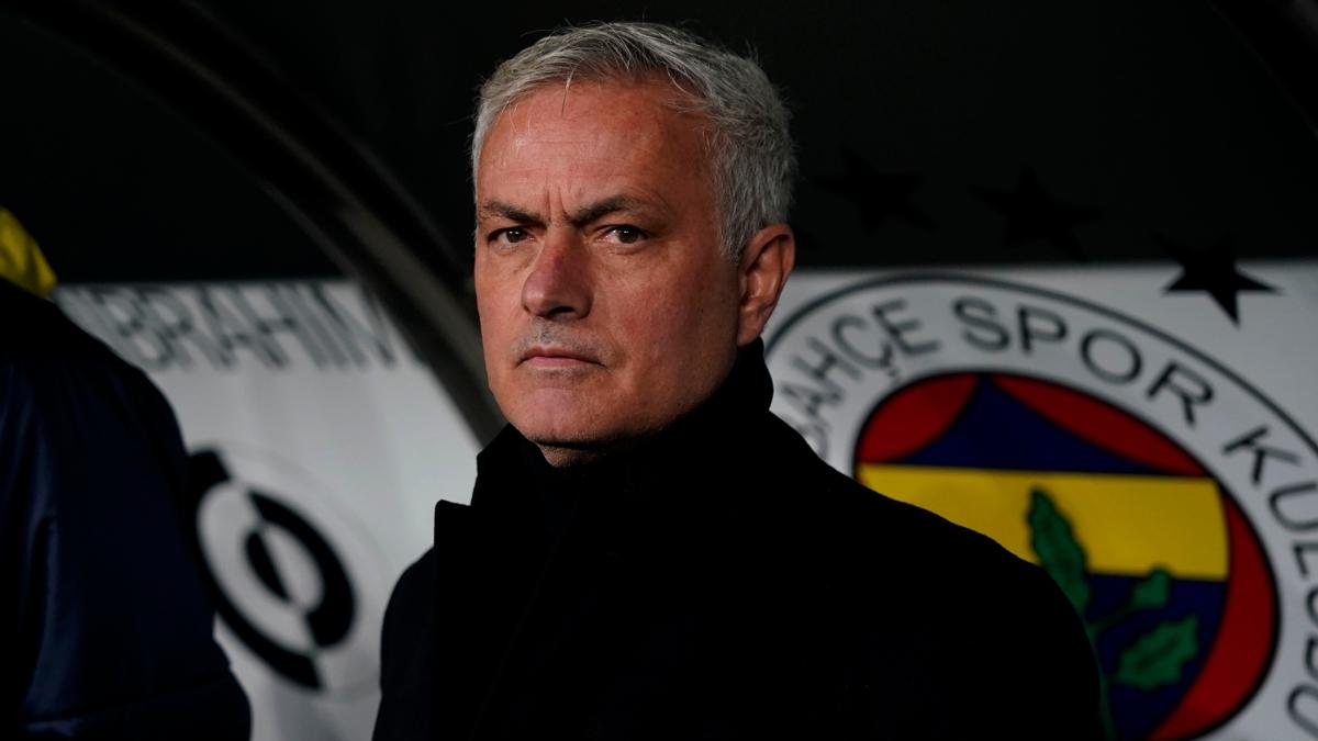 Fenerbahe tribnnden Mourinho'ya destek