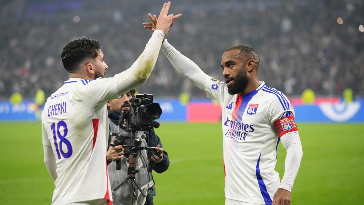 Lacazette att, Lyon kazand