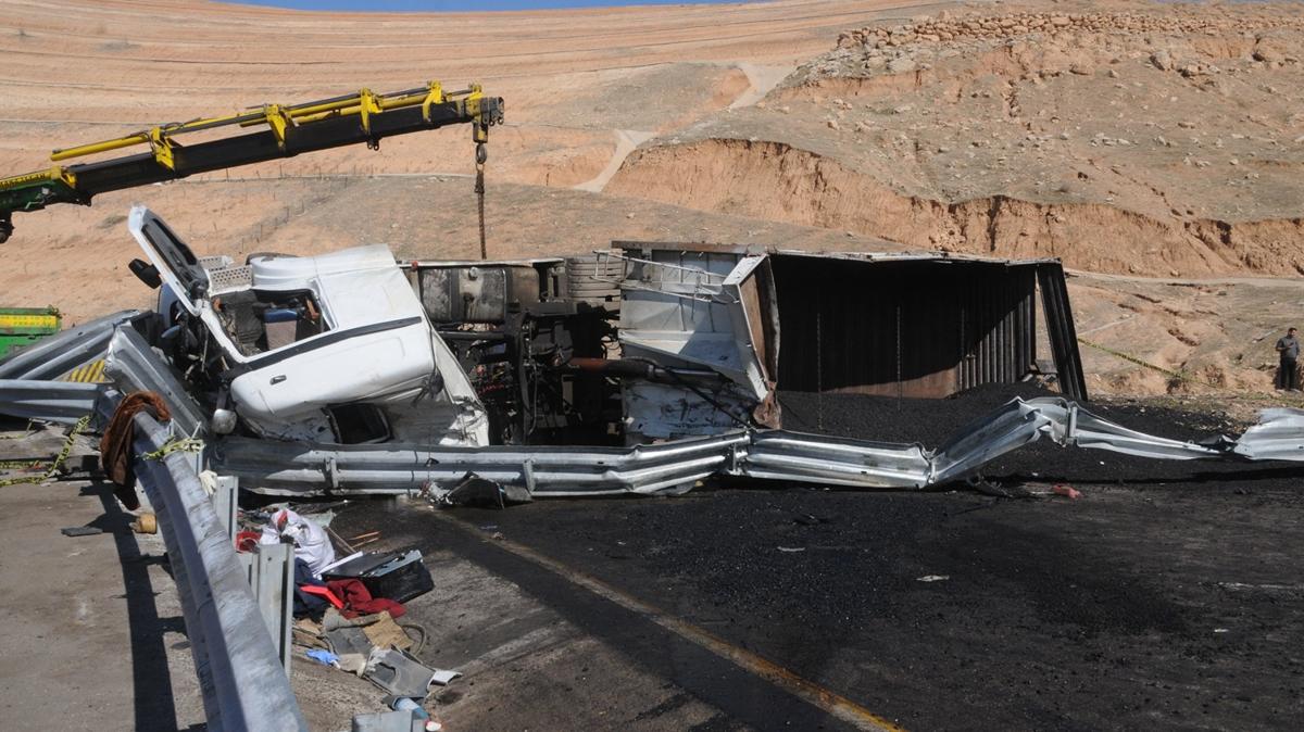 rnak'ta yoldan kan tr devrildi: 1 can kayb