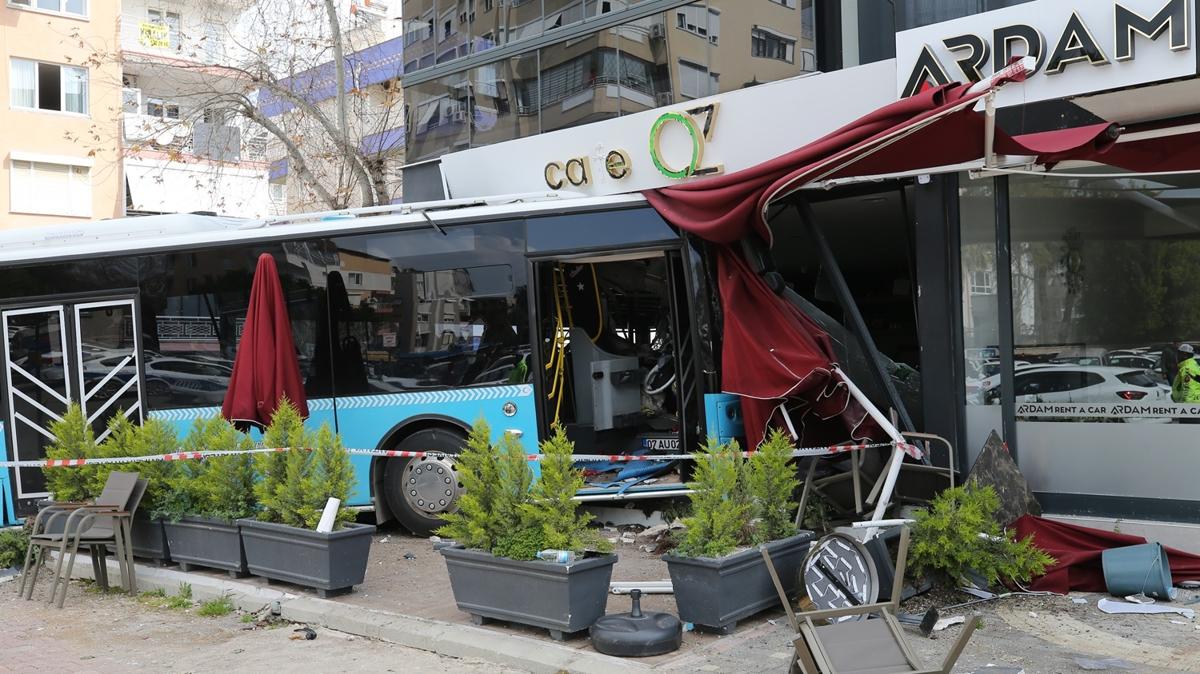 Antalya'da halk otobs kafeye girdi; 5 kii yaraland
