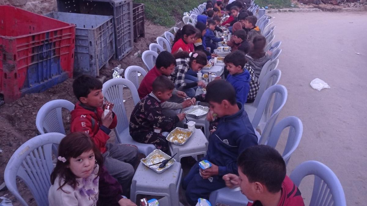 Esenler Belediyesinden anlaml iftar... Gazze'de ocuklar iin bulutular