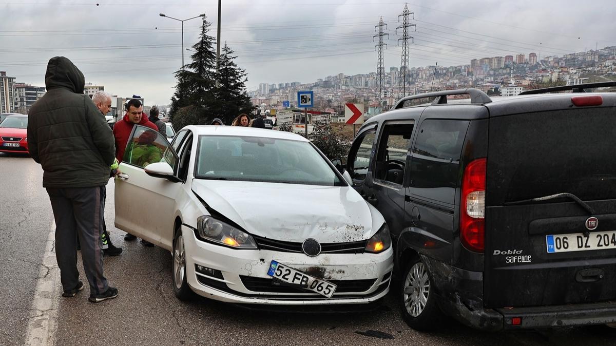 Yamur nedeniyle kayan yolda 11 ara birbirine girdi