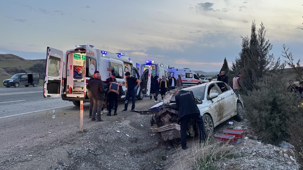 Adyaman'da feci kaza! Otomobil arampole devrildi