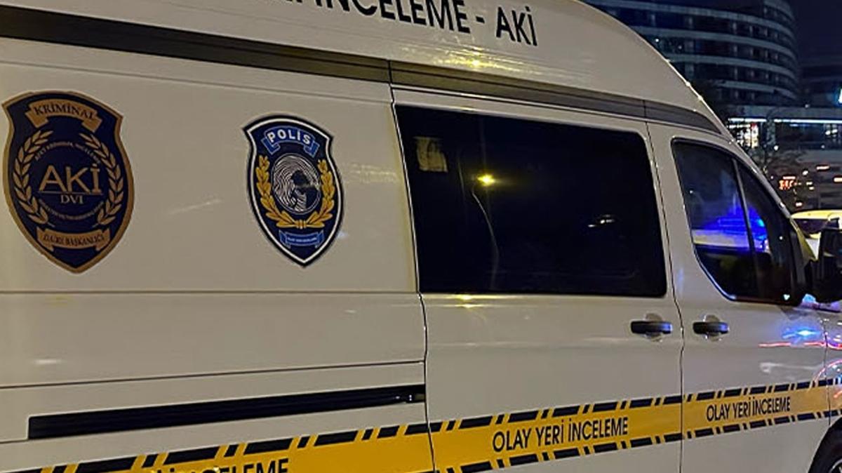 stanbul'da feci kaza! Otomobilin arpt yaya can verdi