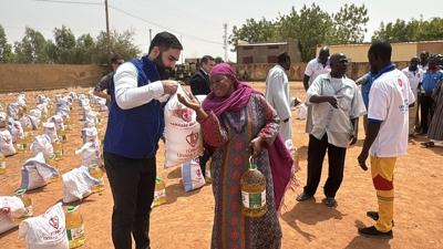 Trkiye'nin yardm eli Mali'ye uzand; yoksul halka gda yardm ve iftar verildi