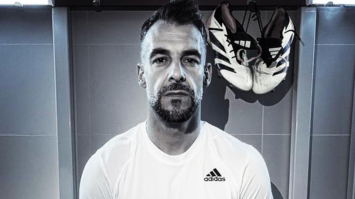 Alvaro Negredo kramponlarn ast: Yeil sahalara veda