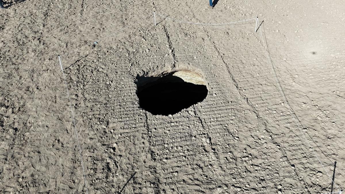 Tarlada 10 metre apnda obruk olutu