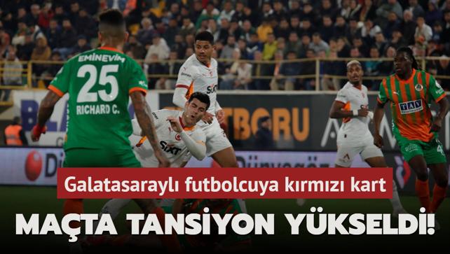 Devre arasnda tansiyon ykseldi! Galatasarayl futbolcuya krmz kart