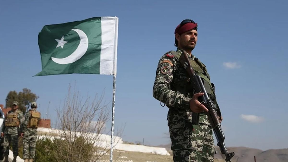 Pakistan'da trene saldr... Yolcular rehin alnd!