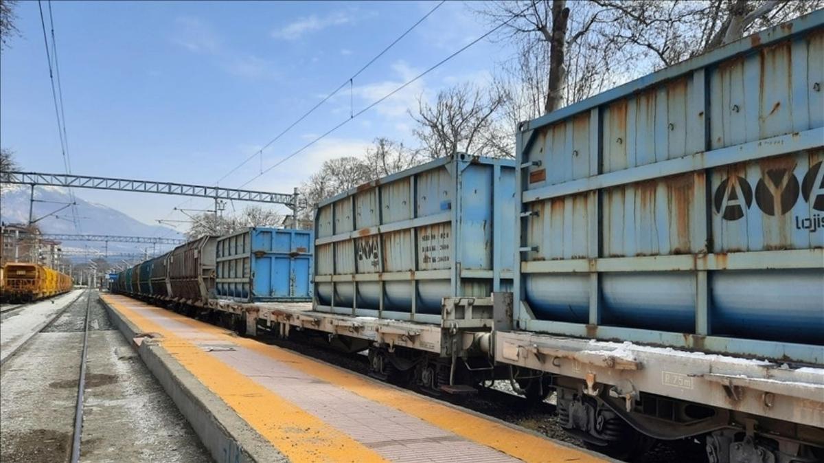 Poet iinde tren yoluna atlmt... Talihsiz bebein annesine arlatrlm mebbet hapis
