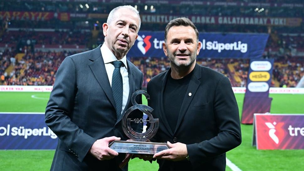 Galatasaray'da maç öncesi Okan Buruk'a plaket!