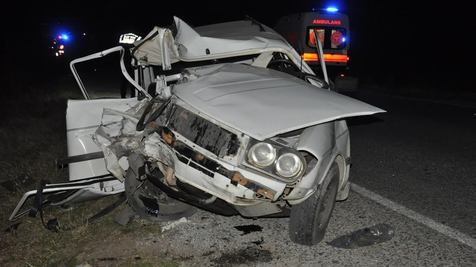 Manisa'da otomobil yol kenarında duran kamyona çarptı: Ölü ve yaralılar var