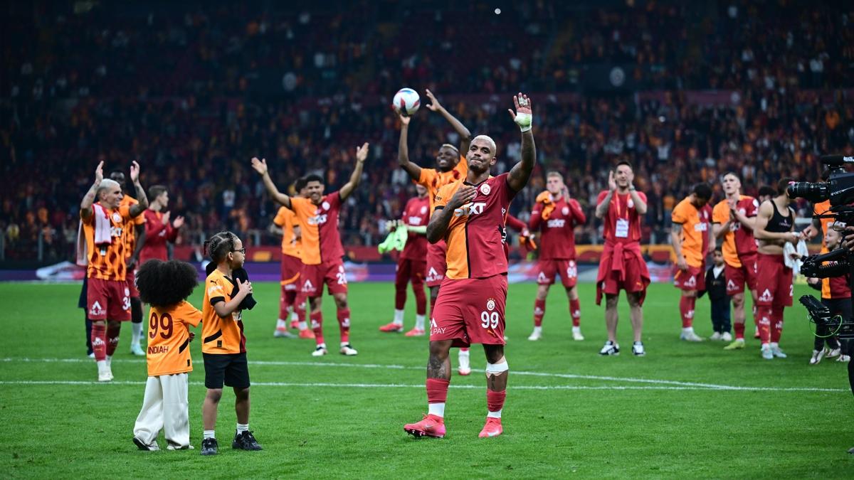 Galatasaray, Fenerbahe ile olan puan farkn ift haneye kard