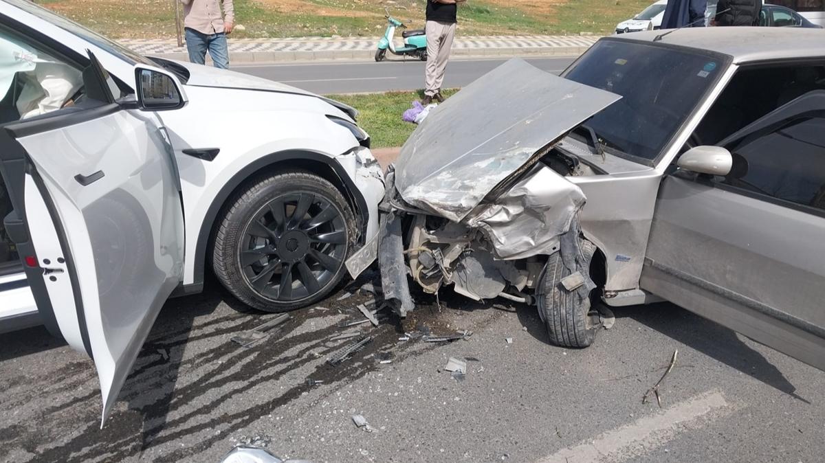 Zincirleme trafik kazasnda 2'si polis 4 kii yaraland