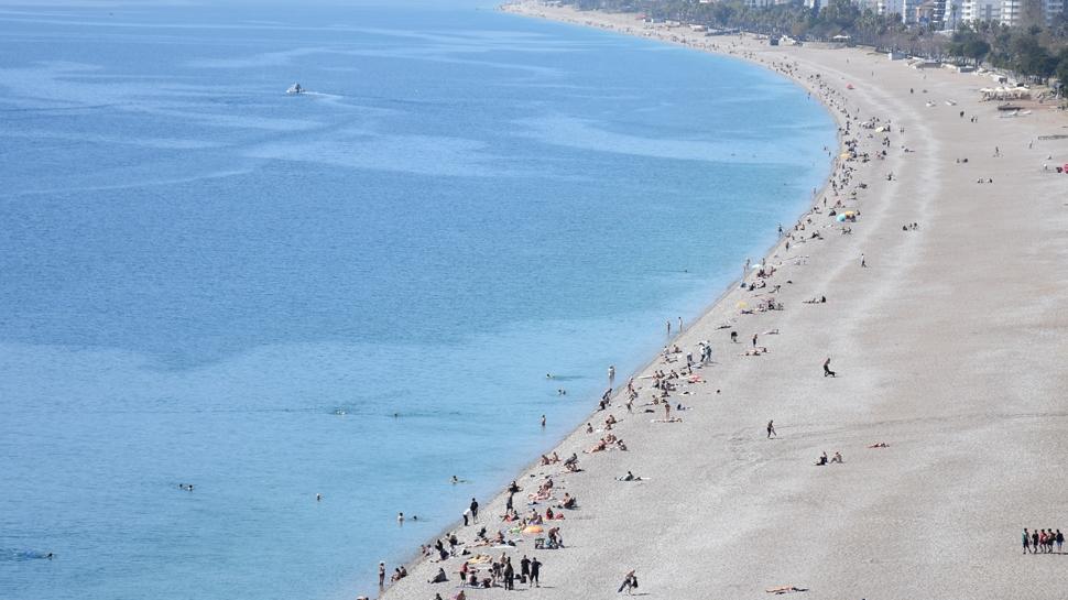 Antalya'da güneşli hava sahilleri doldurdu