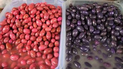 Mor ve pembe zeytinlere youn talep! Kilosu 250 TL, bakn nasl yaplyormu