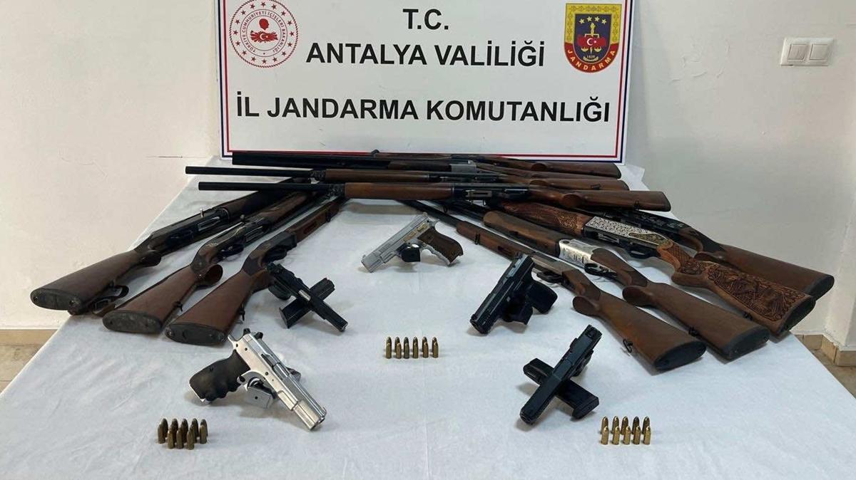 Antalya'da ruhsatsz silah operasyonu: 8 zanl yakaland