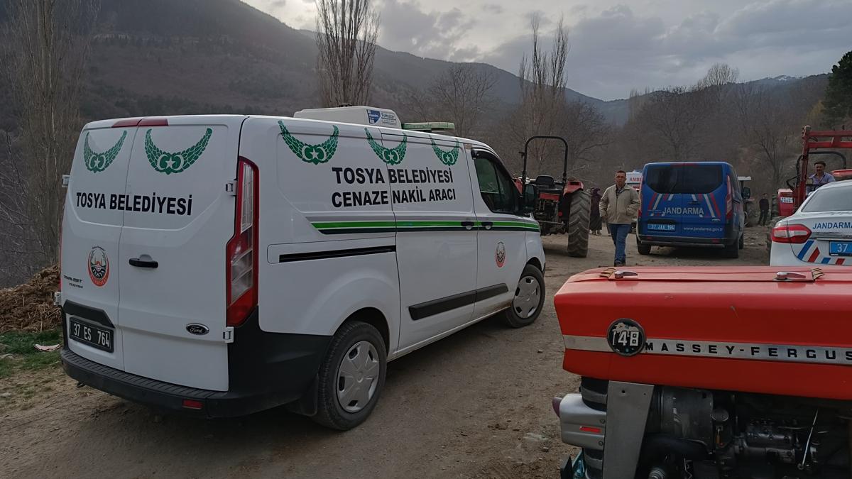 Kastamonu'da traktr devrildi: 1 can kayb