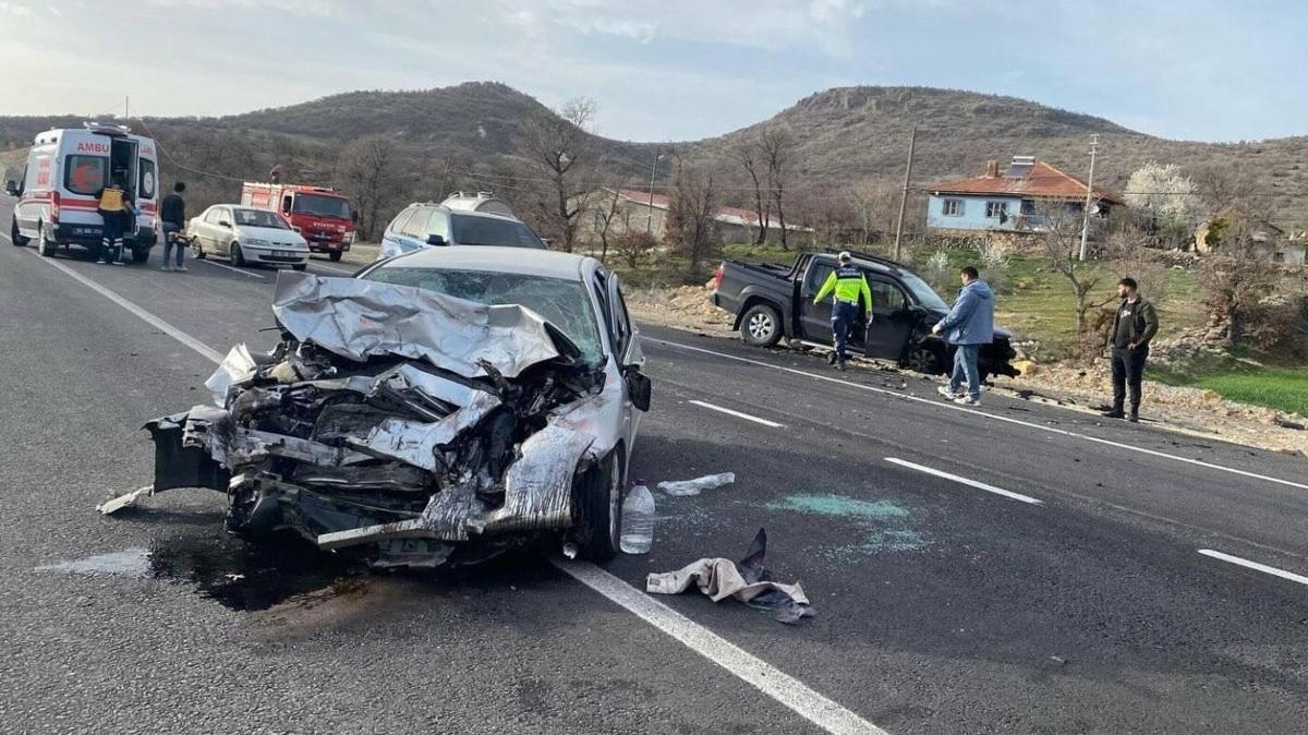 Uak'ta pikapla otomobil arpt: l ve yarallar var