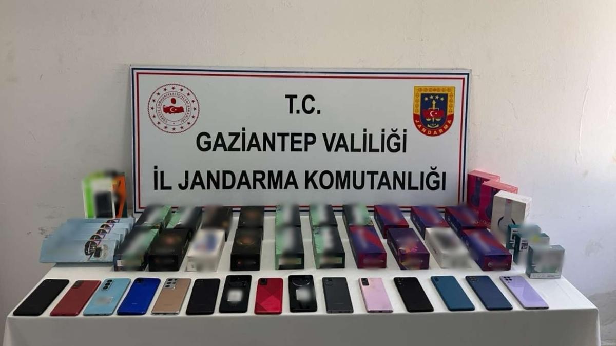 2 milyon TL deerinde kaak telefon ve saat ele geirildi: 2 gzalt