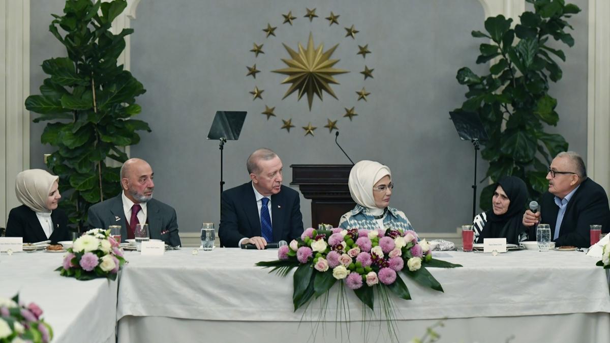 Bakan Erdoan'dan ei Emine Erdoan'n yallarla iftarna srpriz ziyaret