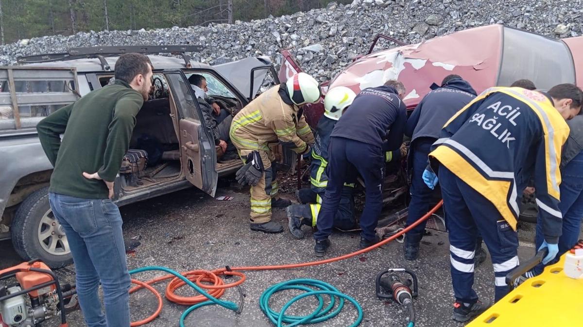 Bursa'da otomobil ile kamyonet arpt: l ve yarallar var