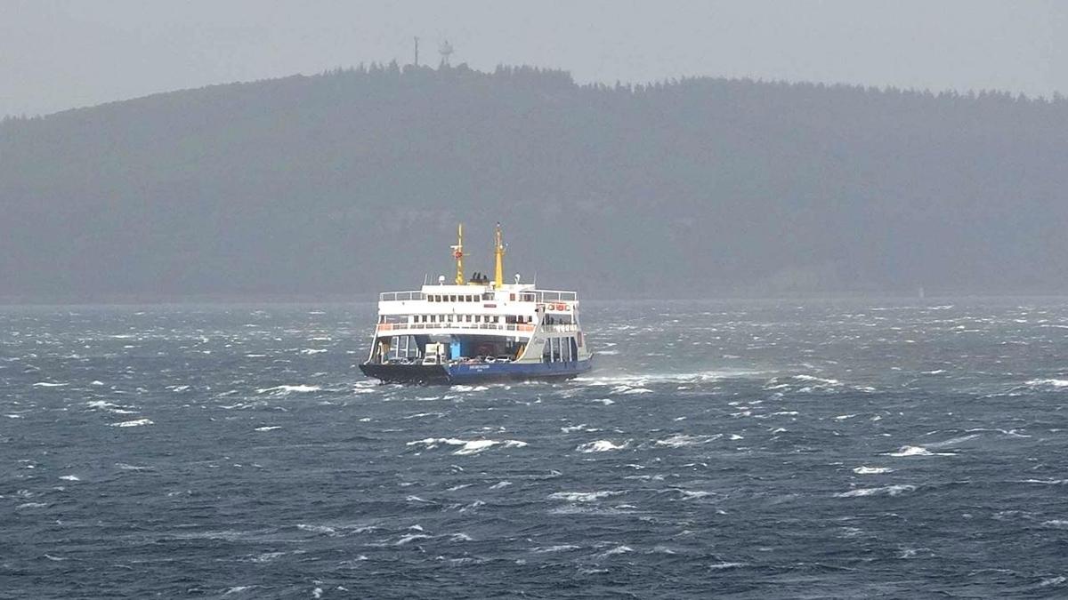 Bozcaada ve Gkeada da feribot seferlerine olumsuz hava art engeli