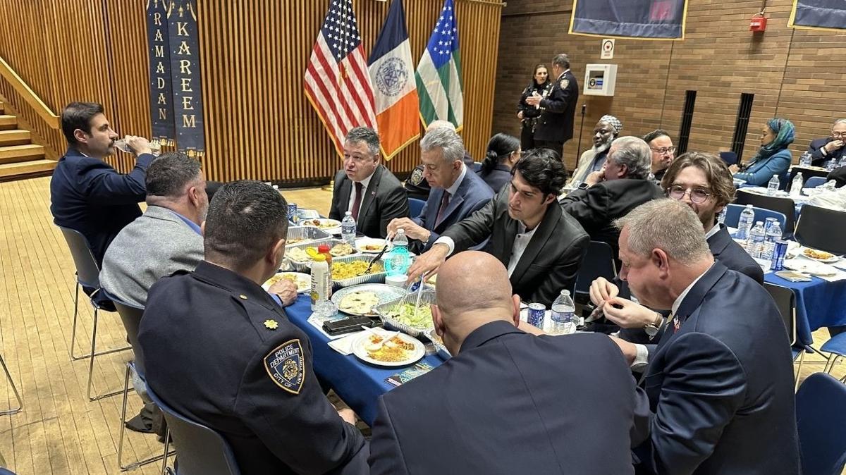 New York'ta Mslman polislerden iftar program