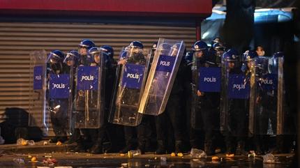 Bakentte izinsiz gstericiler 1 polisi yaralad