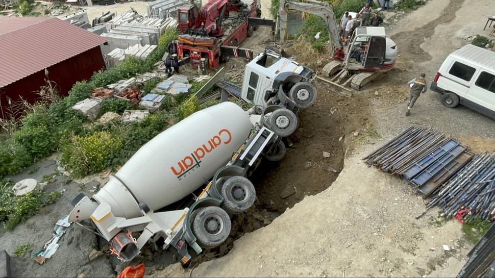 Stabilize yol çöktü, beton mikseri çukura düştü