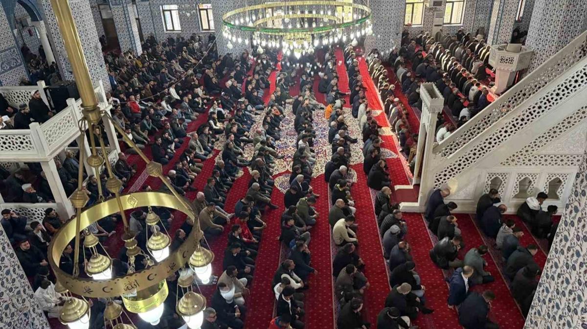 Trkiye'de ilk bayram namaz Idr'da klnd