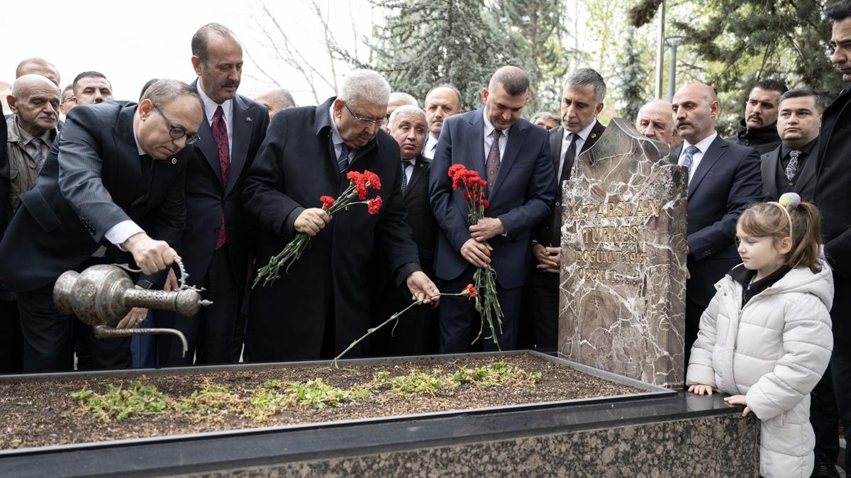 MHP heyeti Alparslan Trke'in kabrini ziyaret etti