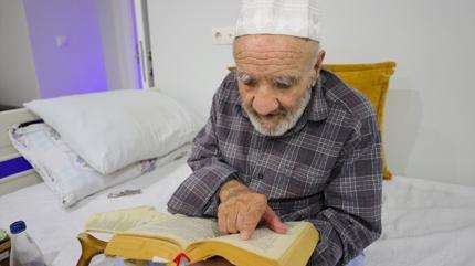 Kasm dede Alzheimer'e okuma akyla direniyor
