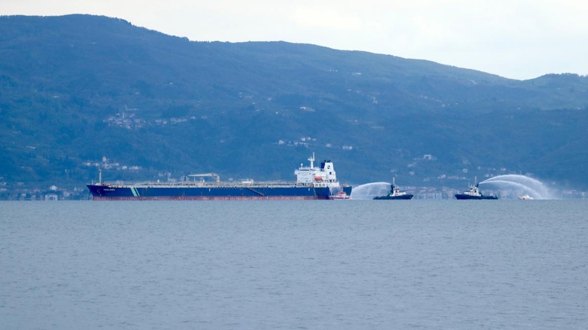 zmit Krfezi'ndeki petrol tankerinde yangn