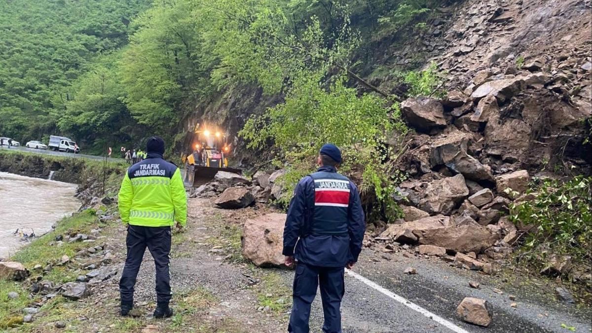 Giresun'da heyelan: Yol trafie kapatld