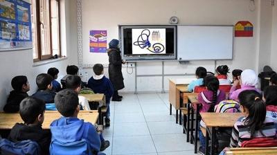 Esad rejimi ilerinden etmiti! Suriye'de 14 bin 646 retmen grevine iade edildi
