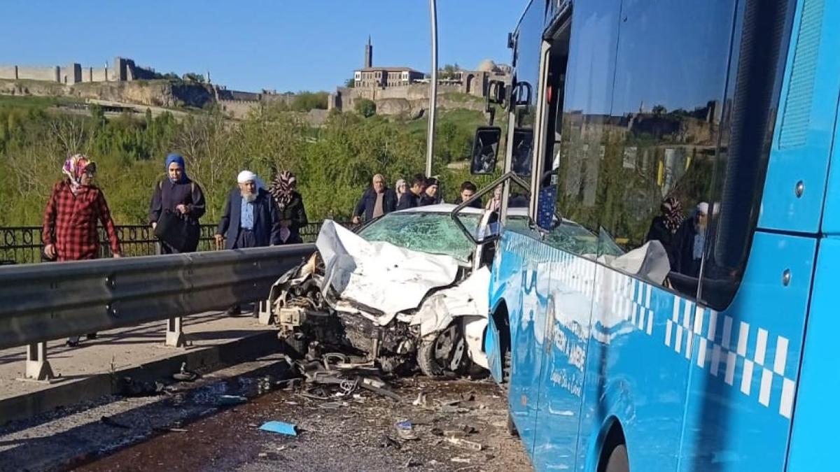 Otomobil ile belediye otobs kafa kafaya arpt! l ve yarallar var