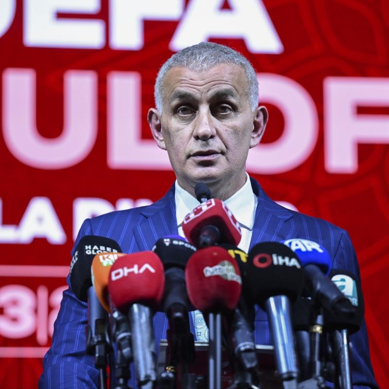 brahim Hacosmanolu alta konutu! 'Trk futbolu adna tarihi bir an'
